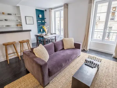 Coin salon dans l'établissement Newly Remodeled 2Bed APT with Elevator - Mobility Lease for Students and Work ONLY- Minimum 30 night stays