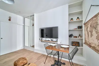 Télévision ou salle de divertissement dans l'établissement Magnifique studio au coeur de Paris