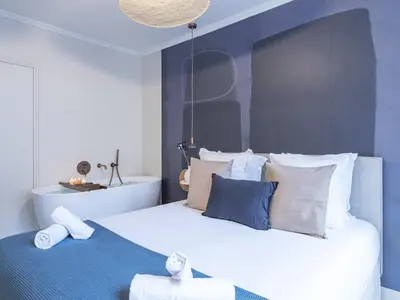 Un ou plusieurs lits dans un hébergement de l'établissement The Blue Suite on Champs Elysées Avenue