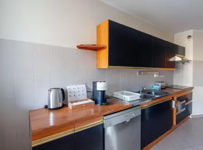 Cuisine ou kitchenette dans l'établissement Charmant 3 Pièces - RER à 100 M