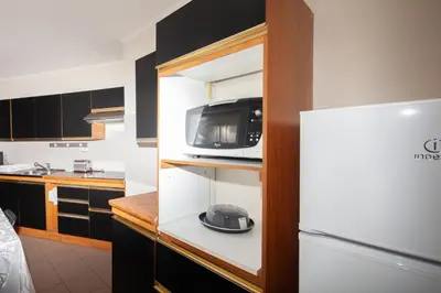 Cuisine ou kitchenette dans l'établissement Charmant 3 Pièces - RER à 100 M