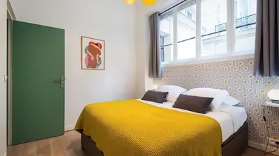 Un ou plusieurs lits dans un hébergement de l'établissement Panthéon Modern and exclusive 3BD