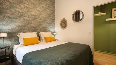 Un ou plusieurs lits dans un hébergement de l'établissement Panthéon Modern and exclusive 3BD