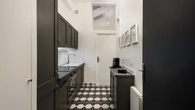 Cuisine ou kitchenette dans l'établissement Panthéon Modern and exclusive 3BD