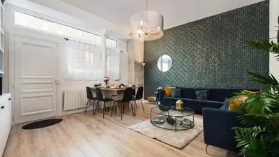 Coin salon dans l'établissement Panthéon Modern and exclusive 3BD