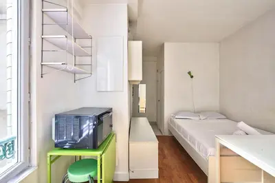 Télévision ou salle de divertissement dans l'établissement Charmant studio Paris 3 Marais