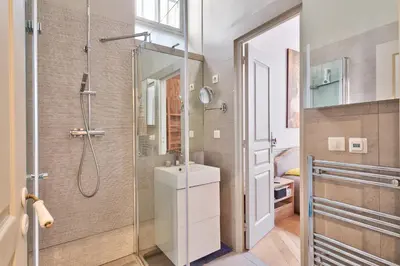 Salle de bains dans l'établissement Appartement de luxe 4 étoiles sur Île Saint-Louis - 115 m2 - Calme et spacieux