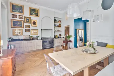 Cuisine ou kitchenette dans l'établissement Appartement de luxe 4 étoiles sur Île Saint-Louis - 115 m2 - Calme et spacieux