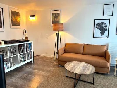 Coin salon dans l'établissement Cosy Duplex avec Parking à Paris 19 by immo kit bnb