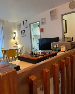 Télévision ou salle de divertissement dans l'établissement Cosy Duplex avec Parking à Paris 19 by immo kit bnb