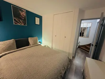 Un ou plusieurs lits dans un hébergement de l'établissement Cosy Duplex avec Parking à Paris 19 by immo kit bnb