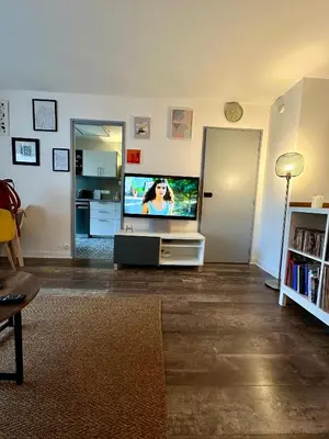 Télévision ou salle de divertissement dans l'établissement Cosy Duplex avec Parking à Paris 19 by immo kit bnb