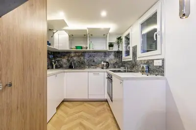 Cuisine ou kitchenette dans l'établissement Le studio de l'île