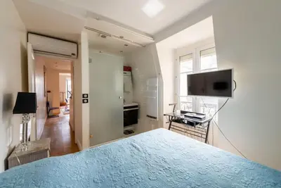 Télévision ou salle de divertissement dans l'établissement Appartement vue Tour Eiffel