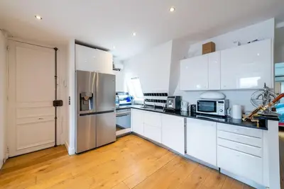 Cuisine ou kitchenette dans l'établissement Appartement vue Tour Eiffel