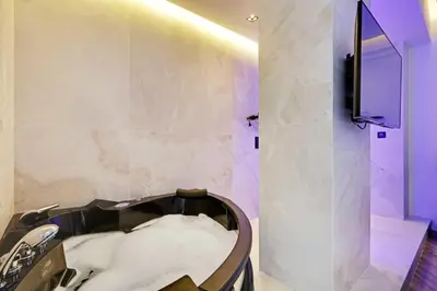 Salle de bains dans l'établissement Private suite with jacuzzi - 2P - Rivoli