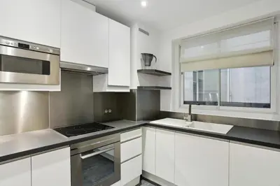 Cuisine ou kitchenette dans l'établissement Luxury View on Arc of Triumph