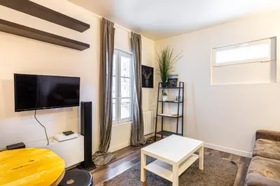Télévision ou salle de divertissement dans l'établissement GuestReady - Appt proche du Canal Saint-Martin