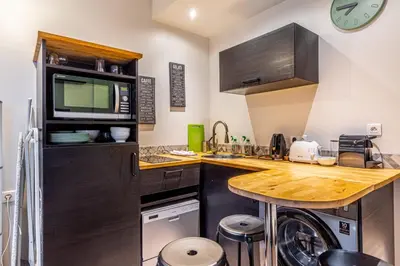 Cuisine ou kitchenette dans l'établissement GuestReady - Appt proche du Canal Saint-Martin