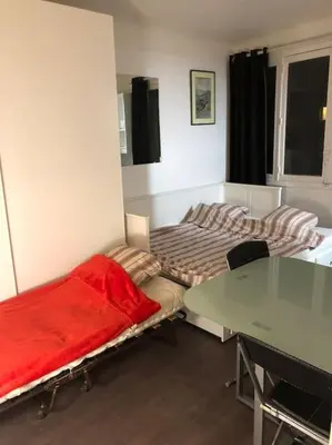 Un ou plusieurs lits dans un hébergement de l'établissement Beau appartement,proche de métro