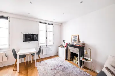 Télévision ou salle de divertissement dans l'établissement Ciseaux 4G - SAINT GERMAIN DES PRÈS - Best Location