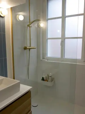 Salle de bains dans l'établissement Charme moderne Lantiez CityCosy