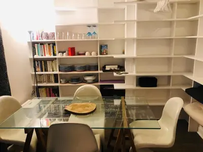 Bibliothèque dans l'appartement