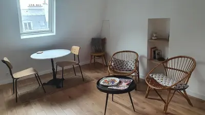 Coin salon dans l'établissement Chambre d'hôtes confort et charme Paris 9eme