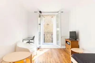 Télévision ou salle de divertissement dans l'établissement New Entiry apartment-Private rooms in Paris