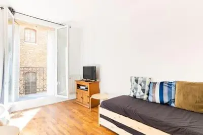 Télévision ou salle de divertissement dans l'établissement New Entiry apartment-Private rooms in Paris