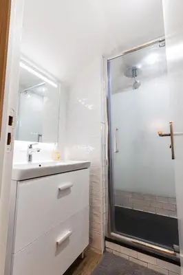 Salle de bains dans l'établissement Loft 1 BR Marais, Notre Dame AC by LCC Agency