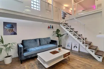 Coin salon dans l'établissement Unique loft apartment Located 15 minutes from the Champs Élysées