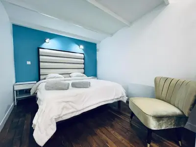 Un ou plusieurs lits dans un hébergement de l'établissement Unique loft apartment Located 15 minutes from the Champs Élysées
