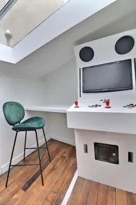 Télévision ou salle de divertissement dans l'établissement Unique loft apartment Located 15 minutes from the Champs Élysées