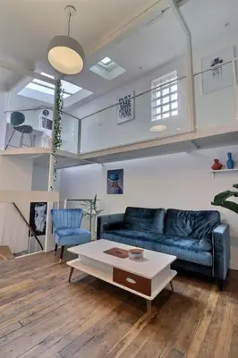 Coin salon dans l'établissement Unique loft apartment Located 15 minutes from the Champs Élysées