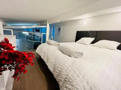 Un ou plusieurs lits dans un hébergement de l'établissement Unique loft apartment Located 15 minutes from the Champs Élysées