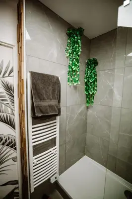 Salle de bains dans l'établissement L'Échappée Parisienne - Canal St-Denis