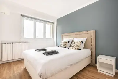 Un ou plusieurs lits dans un hébergement de l'établissement Appartement luxueux vue Tour Eiffel - Defense