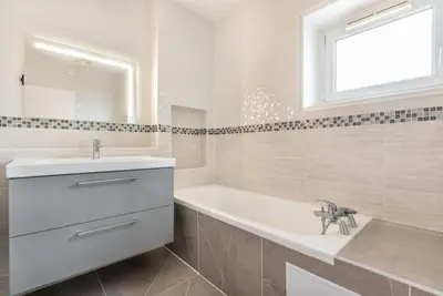 Salle de bains dans l'établissement Appartement luxueux vue Tour Eiffel - Defense