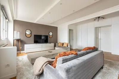 Télévision ou salle de divertissement dans l'établissement Appartement luxueux vue Tour Eiffel - Defense