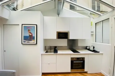 Cuisine ou kitchenette dans l'établissement Warm 18m ideal for couple in Paris