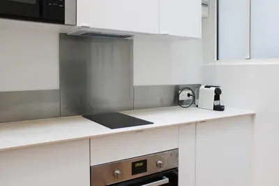 Cuisine ou kitchenette dans l'établissement Warm 18m ideal for couple in Paris