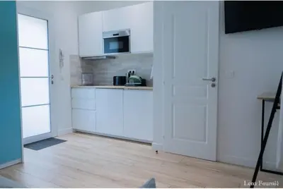 Cuisine ou kitchenette dans l'établissement Studio Neuf, Meublé avec climatisation et parking payants