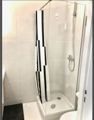 Salle de bains dans l'établissement Studio Neuf, Meublé avec climatisation et parking payants