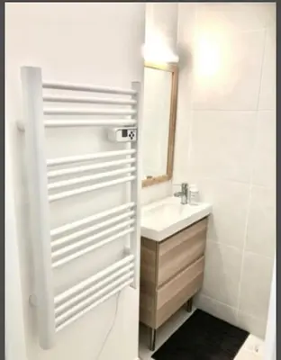 Salle de bains dans l'établissement Studio Neuf, Meublé avec climatisation et parking payants