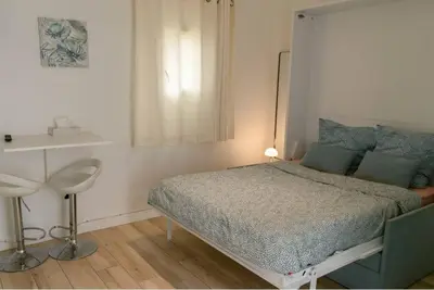 Un ou plusieurs lits dans un hébergement de l'établissement Studio Neuf, Meublé avec climatisation et parking payants