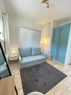 Coin salon dans l'établissement Studio Neuf, Meublé avec climatisation et parking payants