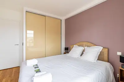 Un ou plusieurs lits dans un hébergement de l'établissement GuestReady - Contemporary Apt in the 20th Arr