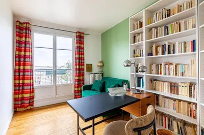 Bibliothèque dans l'appartement