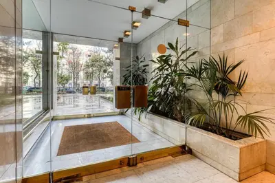 Piscine de l'établissement Montaigne Executive Suite ou située à proximité
